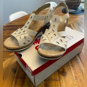 RIEKER, Size 9.5 White & Silver sandals